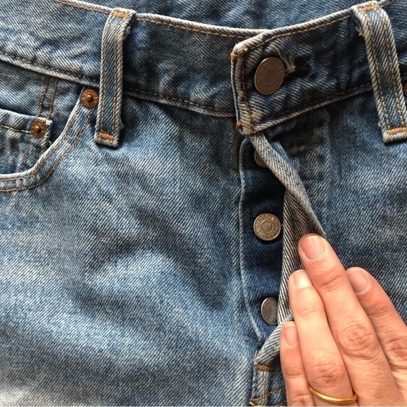 Levi’s 501 cut off denim button fly shorts size 28 - Picture 3 of 8